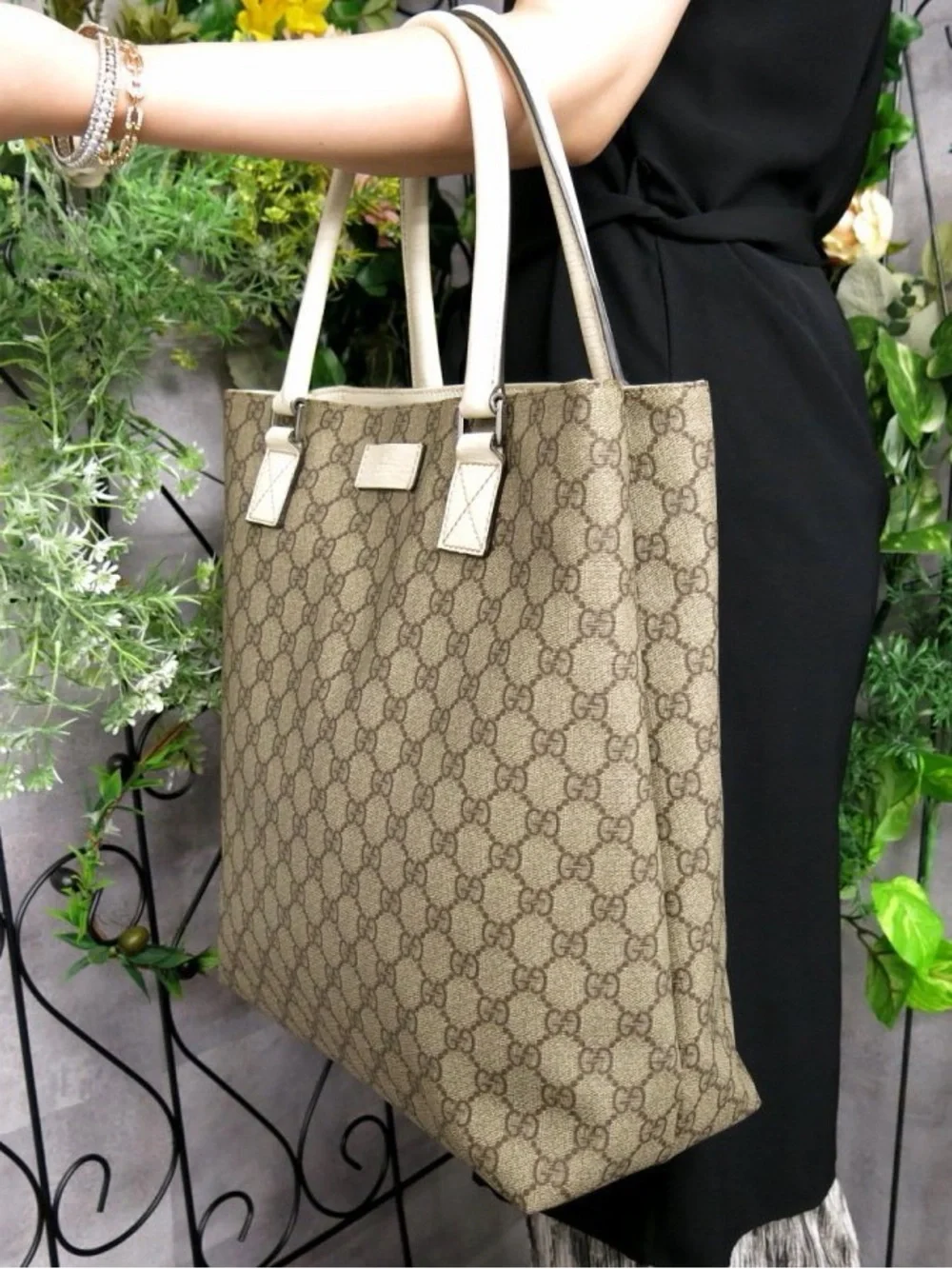 Gucci GG Canvas‎ Supreme Flat Tote